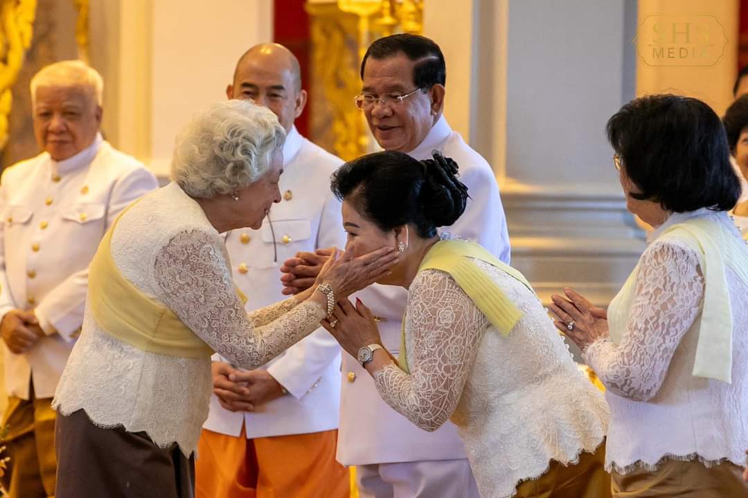   សម្តេចតេជោ ហ៊ុន សែន និង សម្ដេចកិត្តិព្រឹទ្ធបណ្ឌិត អញ្ជើញដង្ហែព្រះករុណាព្រះបាទសម្ដេច ព្រះបរមនាថ នរោត្តម សីហមុនី ក្នុងព្រះរាជពិធីសាសនាខួបទី២០ នៃការគ្រងព្រះបរមសិរីរាជសម្បត្តិរបស់ព្រះអង្គ