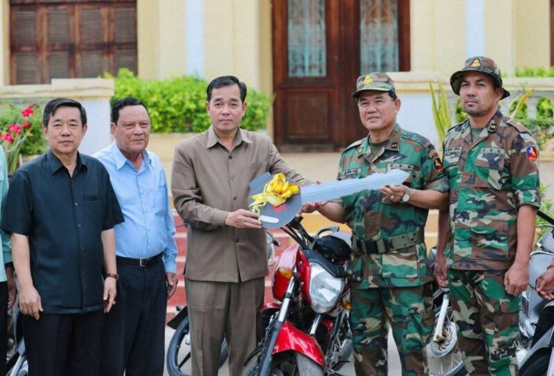   អភិបាលខេត្តកំពង់ចាម ប្រគល់ម៉ូតូ១០០គ្រឿង ជូនកងពលធំអន្តរាគមន៍លេខ៣