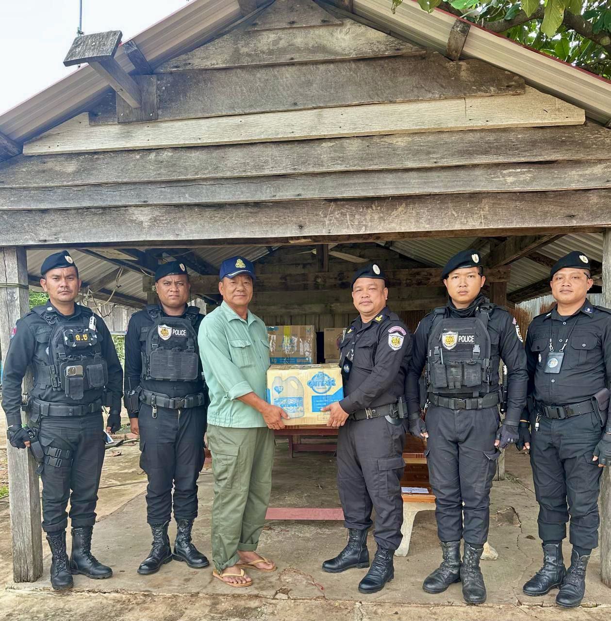   ស្នងការនគរបាលខេត្តសៀមរាប តំណាងនាយឧត្តមសេនីយ៍ ស ថេត នាំយកស្បៀងអាហារឧបត្ថម្ភកម្លាំងនគរបាលនៅសមរភូមិមុខព្រំដែនកម្ពុជា-ថៃ