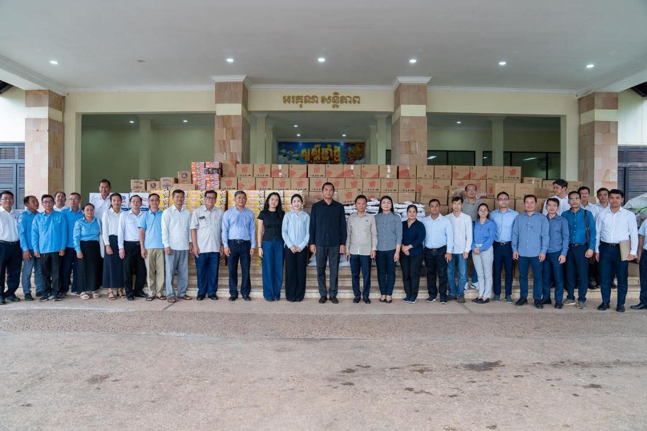  រដ្ឋបាលខេត្តសៀមរាបសូមថ្លែងអំណរគុណចំពោះទឹកចិត្តដ៏ស្មោះសររបស់ ក្រសួងឧស្សាហកម្ម វិទ្យាសាស្ត្រ បច្ចេកវិទ្យា និងនវានុវត្តន៍ ដែលបានចូលរួមឧបត្ថម្ភគាំទ្រ ដល់សមរភូមិជួរមុខ គ្រួសារទ័ព និងប្រជាជនដែលបានជម្លៀសពីតំបន់សមរភូមិចូលមកភូមិសាស្ត្រខេត្តសៀមរាប តាមរយៈរដ្ឋបាលខេត្តសៀមរាប
