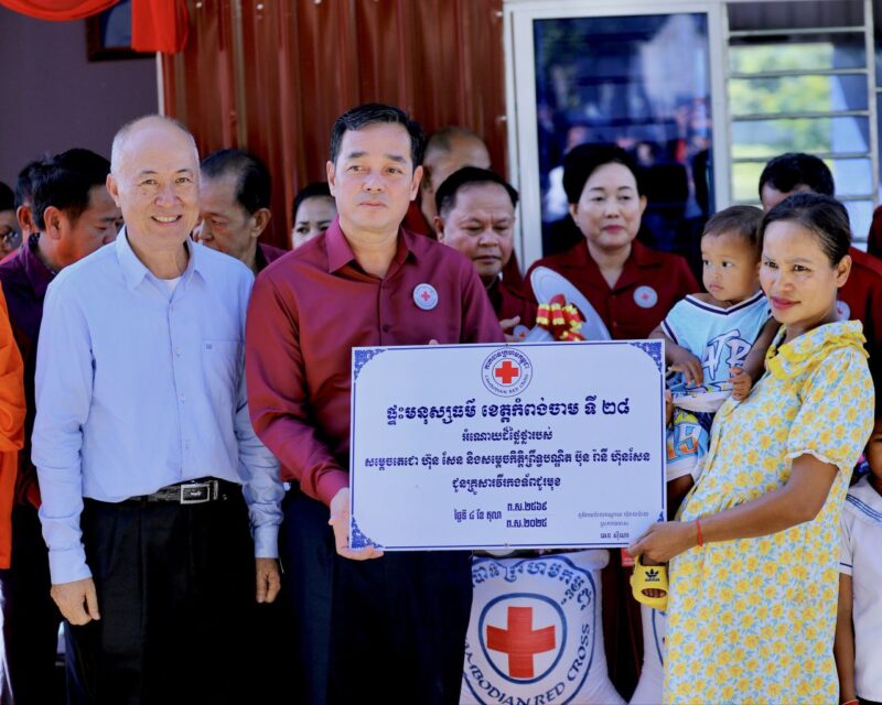   អភិបាលខេត្តកំពង់ចាម ប្រគល់ផ្ទះមនុស្សធម៌ ១ខ្នង អំណោយសម្តេចតេជោ និងសម្តេចកិត្តិព្រឹទ្ធបណ្ឌិត ជូនគ្រួសារវីរយុទ្ធជនជួរមុខ នៅស្រុកកងមាស